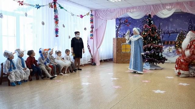 Новогодний утренник в младшей группе "Заячья избушка" / п. Заречный / 29.12.2021 смотреть онлайн