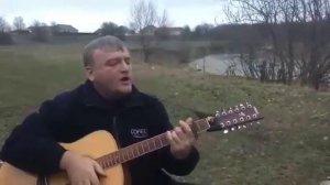 Поет чеченец на гитаре
