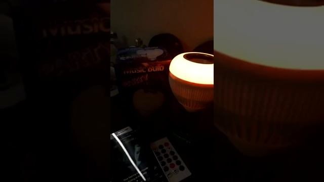 Светодиодная лампа - Bluetooth колонка смотреть онлайн