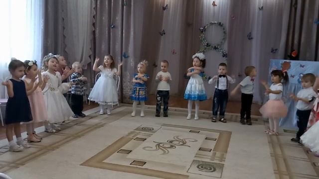 Алина и УТРЕННИК в детском садике на 8 МАРТА!!! смотреть онлайн