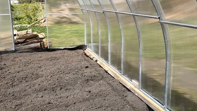 Теплица собрана. Нападение комаров и паутинных клещей. Живем в деревне. Лето в мае 2023 смотреть онлайн