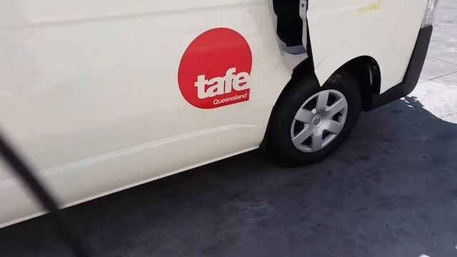 Wrecking –2016 Toyota HiAce long-wheelbase van - Automatic - RWD – 3550 смотреть онлайн