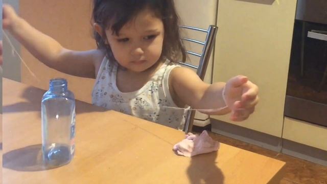 Малышка играет со слаймом смотреть онлайн
