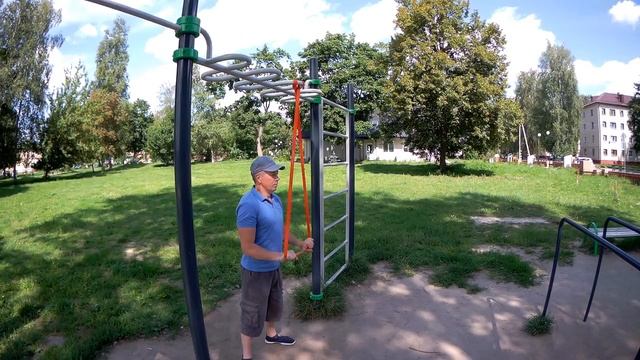 Как проработать трицепс на спортивной площадке смотреть онлайн