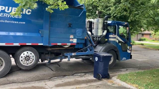 Republic Services Mack heil Python on trash pick up смотреть онлайн