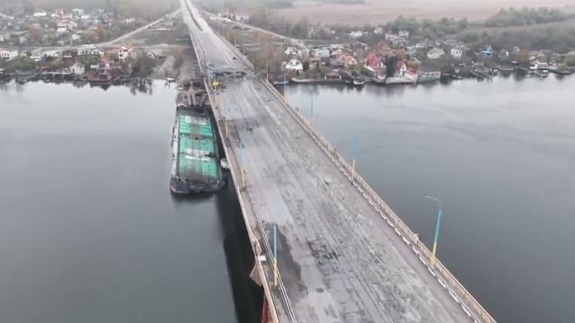 ロシアがヘルソン 撤退時に爆破したアントノフスキー橋をドローンで捉えた。Вид с дрона на Антоновский мост. смотреть онлайн