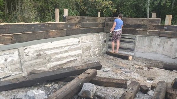 Строим стайку из шпал , первый опыт