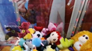 МЫ ВЕРНУЛИСЬ! СНОВА ИГРАЕМ В КРАН СЮРПРИЗ И ДОСТАЕМ ИГРУШКИ.