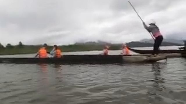 408 Вьетнам ДАКЛАК – ПЛАВАНИЕ ПО ОЗЕРУ ЛОДКА ДОЛБЛЕНКА ИЗ ЦЕЛОГО ДЕРЕВА Vietnam DAKLAK SWIMMING BOA смотреть онлайн