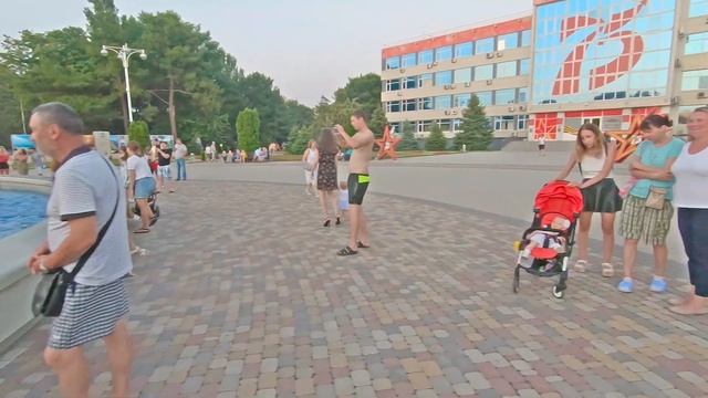 Анапа летом вечером. С Самбурова 93 идём гулять в центр Анапы. Вечерняя прогулка по Анапе летом vlo смотреть онлайн