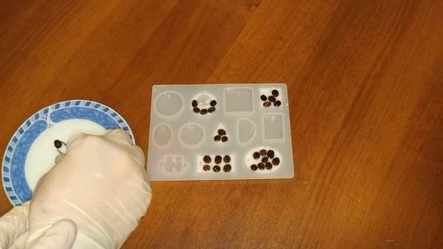 Кулоны из кофейных зёрен и эпоксидной смолы смотреть онлайн