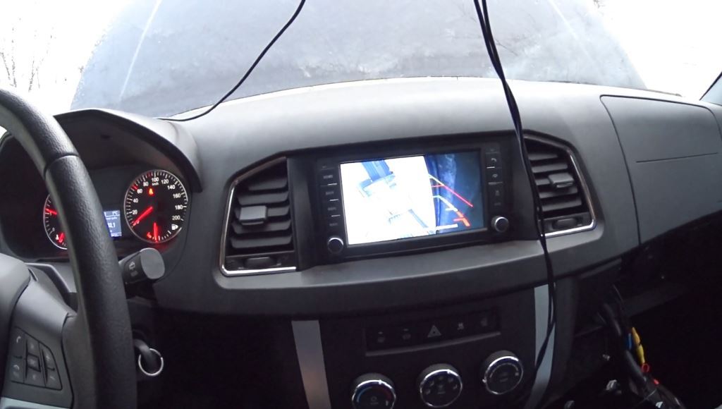 Устанавливаю камеру заднего вида AVEL с сюрпризом и парктроник AutoExpert