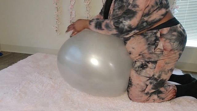 Popping Big Balloons With My Body! - Sit 2 Pop - Hug To Pop - Lay 2 Pop #balloon_girls #balloon_sho смотреть онлайн
