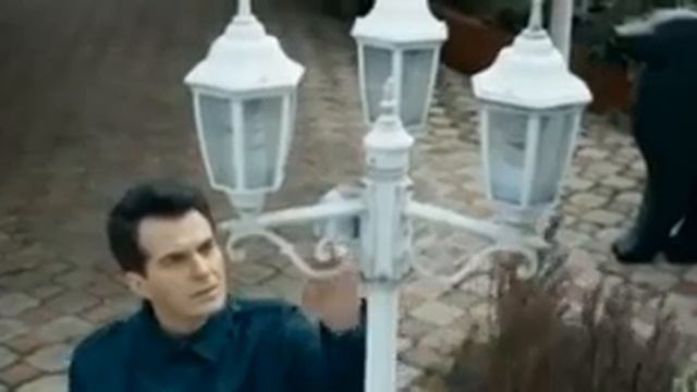 В США фермер спас примерзшего к трубе воробья смотреть онлайн