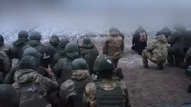 Наши солдаты молятся перед выдвижением на выполнение боевой задачи. смотреть онлайн