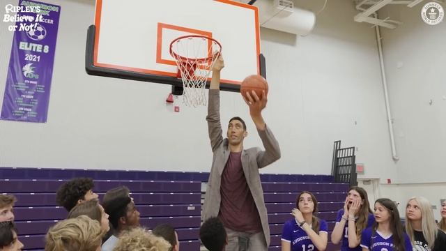 World's Tallest Man Celebrates 40th Birthday - Guinness World Records смотреть онлайн