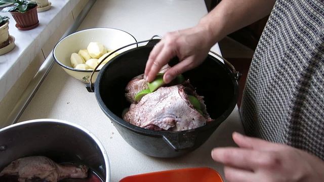 УТКА В КАЗАНЕ В ДУХОВКЕ - Очень Вкусная, Сочная, Нежная и Мягкая! смотреть онлайн