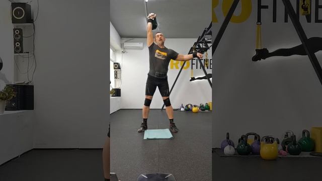 Дмитрий Горячкин. Жим гири с одной сменой рук, 5 минут, гиря 24 кг, 83 повторения. Вес 116,1 кг. смотреть онлайн