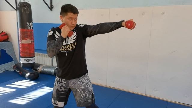 Бей сильно. Комплекс упражнений с гантелями для постановки нокаутирующего удара. смотреть онлайн