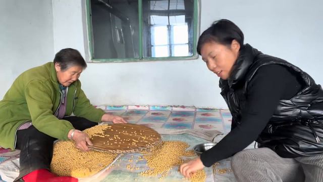 又要烀农家酱了，三口人提前把黄豆挑出来，婆婆回忆起过去，心酸 смотреть онлайн