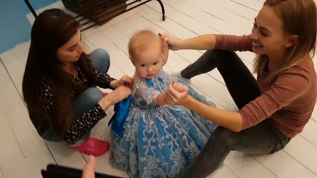 Малыши на новогодней фотосессии. Красивые платья. Новогодняя сказка смотреть онлайн