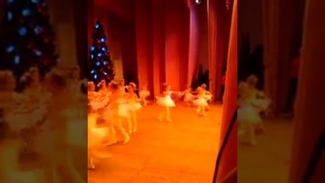 Малышки танцуют танец "Снежинки" смотреть онлайн