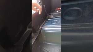разбираю обшивку багажника Шкода Фабия 2