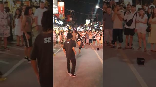 Брейк-данс на на bangla Road Таиланд Пхукет! смотреть онлайн