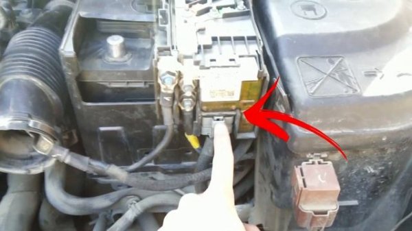 Снимаем аккумулятор на Пежо 308, 408 и Ситроен C4