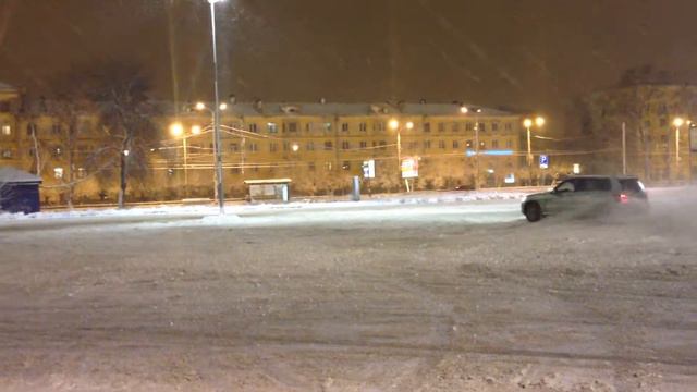Mercedes GLK 280 Snow Drifting