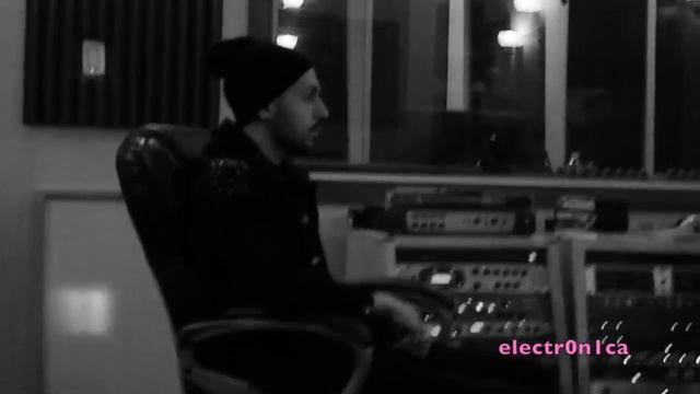 Love Undercover with Cugini смотреть онлайн