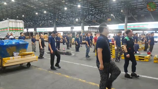 Зарядка по-корейски на работе (Южная Корея 24.08.18) смотреть онлайн