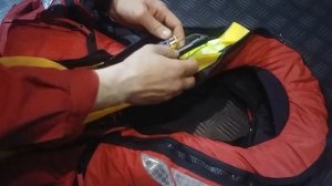 Установка устройства MOB1 на спасательный жилет Crewsawer