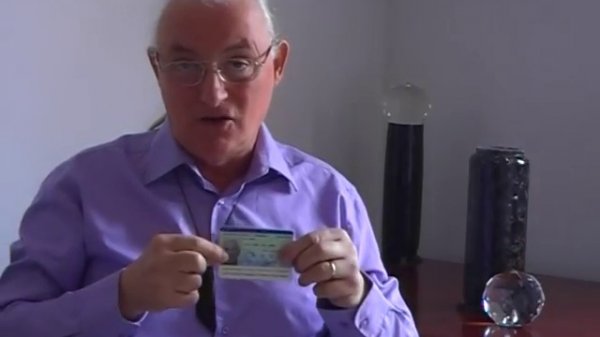 Désinformer et Ré informer la puce de la pièce d'identité