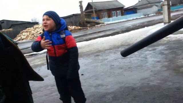 Парень переживает за своего друга!!!