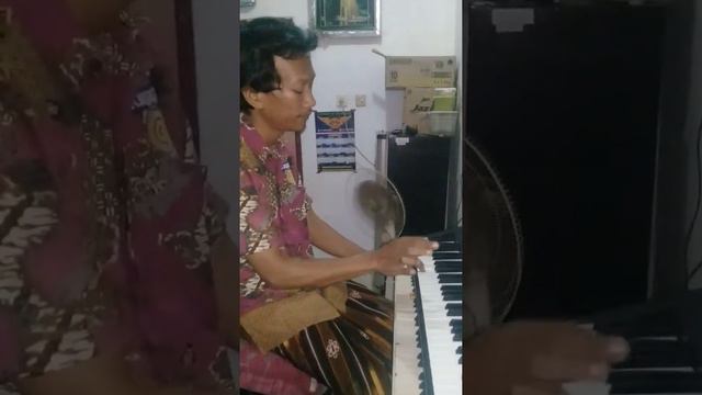 Gitar Tua rhoma irama yamaha psr e243 Roes irama смотреть онлайн