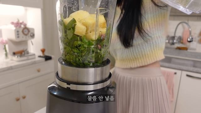 ENG)?순두부 열라면과 매콤한 불닭 파스타 만들고 친구와 함께한 먹방 일상, 도시락 만들기, 김치 비빔국수, 김밥, 파인애플 손질, 감바스, 시금치 파인애플 주스, 짭짤이 토마 смотреть онлайн