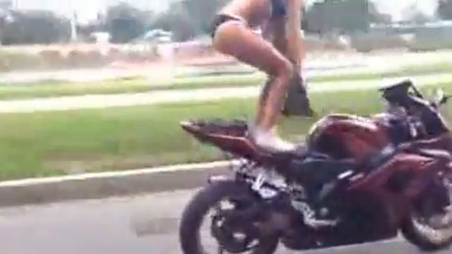Девушка на мотоцикле трюки круто ! смотреть онлайн