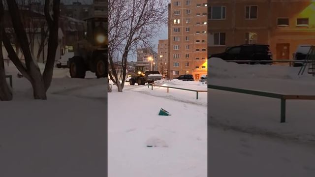 Куда деть снег? На детскую площадку! смотреть онлайн