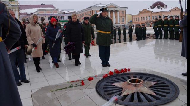 Вика: Поздравляю всех мальчиков даже 16-17 летних всех днём защитника Отечества! смотреть онлайн