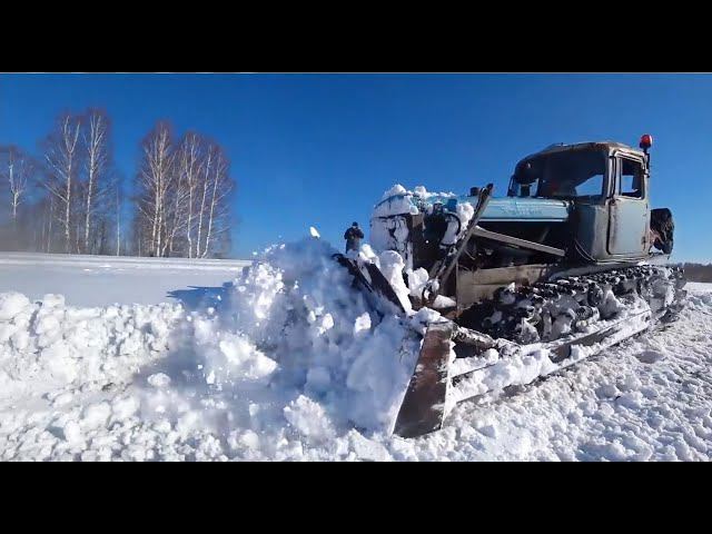 Тракторы ДТ-75 в мощных сугробах! DT-75 tractors in heavy snowdrifts! Bulldozers are rowing snow смотреть онлайн