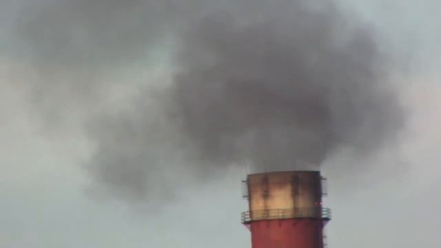 Чёрный дым из трубы Режевского никелевого завода смотреть онлайн