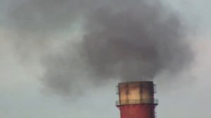 Чёрный дым из трубы Режевского никелевого завода