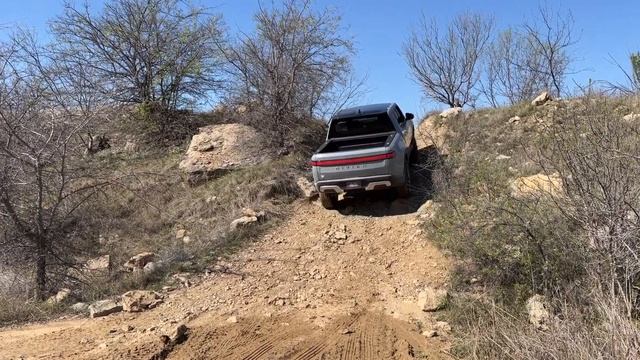 We took an electric truck off-road! - Rivian R1T Review смотреть онлайн
