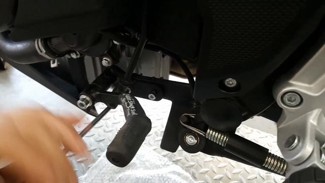Installing a center stand on VOGE 500DS EURO4 смотреть онлайн