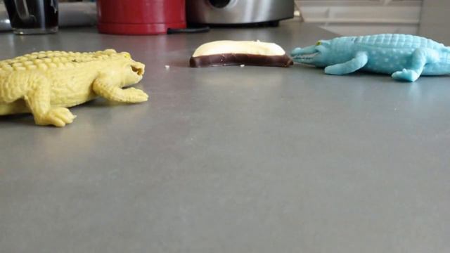 два крокодила едят сладкий банан🍌 смотреть онлайн