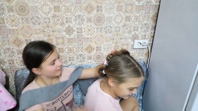 Заплетаем друг друга закрытыми глазами челлендж смотреть онлайн