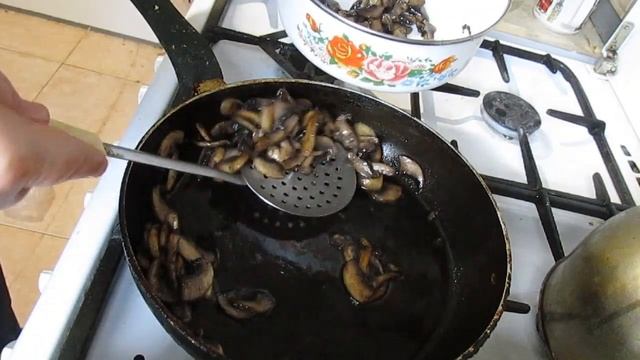 Отличное блюдо ЖАРЕНЫЕ ШАМПИНЬОНЫ С КАРТОШКОЙ И ЛУКОМ смотреть онлайн