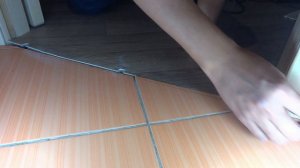 Монтаж алюминиевого порожка со скрытым креплением на бетонную стяжку между линолеумом и плиткой