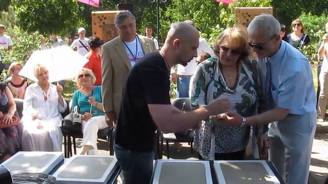 Актрисса Мишель Мерсье оставляет ладошки Харьковская сирень 2013 Actress Michele Mercier смотреть онлайн